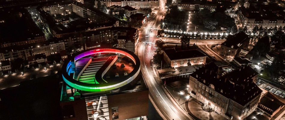 Dronefoto af Aarhus by med ARoS taget om natten