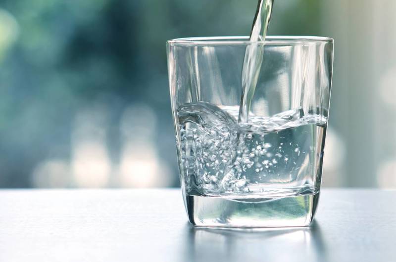 Vand der hældes i et glas